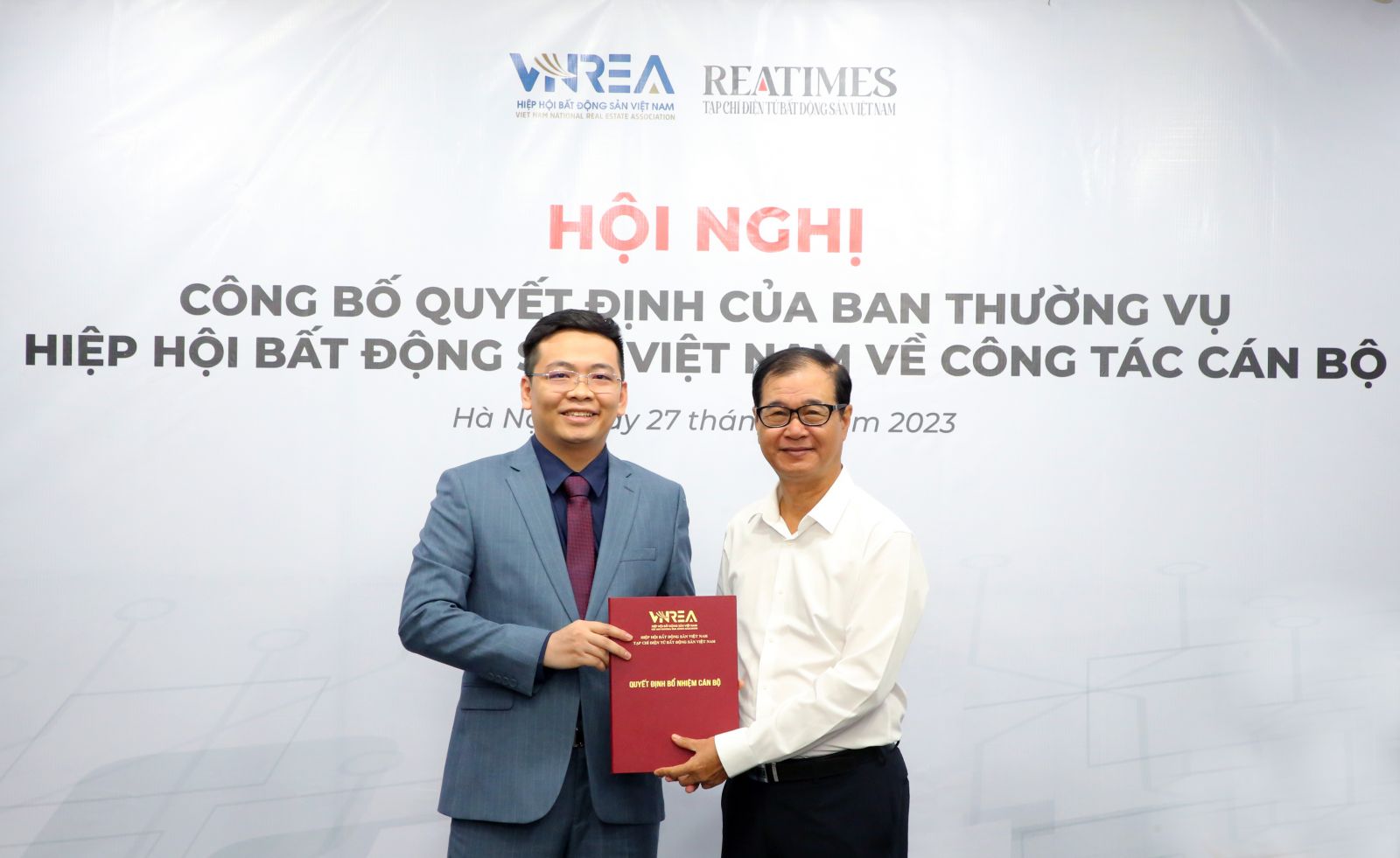 Ông Nguyễn Mạnh Hà, Phó Chủ tịch thường trực VNREA, nguyên Cục trưởng Cục Quản lý nhà và thị trường bất động sản, Bộ Xây dựng trao Quyết định của BTV cho nhà báo Nguyễn Thành Công.