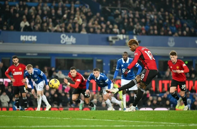 Marcus Rashford nâng tỷ số lên thành 2-0 cho Man United. Ảnh: Independent.