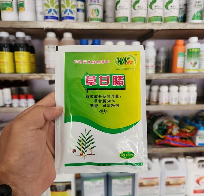 Loại thuốc BVTV Tàu mà PV Báo Nông nghiệp Việt Nam dễ dàng mua được qua facebook. Ảnh: An Khang. 
