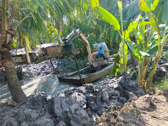 Water reservoir dredging along the canals and ditches before the onset of the dry season. Photo: Minh Dam.