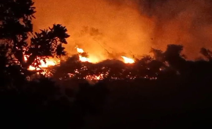 Do đám cháy rộng, vị trí khó tiếp cận, có nguy cơ rất cao cháy lan rộng sang diện tích rừng của các xã lân cận nên chính quyền đã phải đề nghị tăng cường lực lượng hỗ trợ dập lửa.