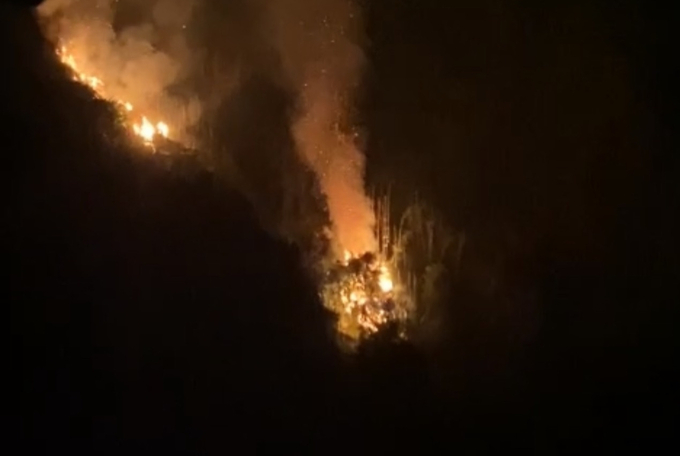 Sau hơn 8 giờ đồng hồ với sự nỗ lực dập lửa của hàng trăm người đám cháy rừng mới được dập tắt.