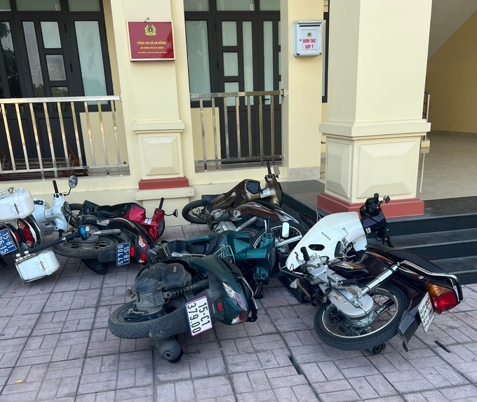 Một loạt xe máy bị đạp đổ tại UBND xã An Đồng.
