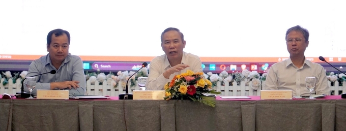 Deputy Minister Phung Duc Tien, together with the leadership of the Department of Fisheries and the leaders of Khanh Hoa province, co-hosted a conference on the management of seafood exploitation activities at fishery ports. Photo: KS.