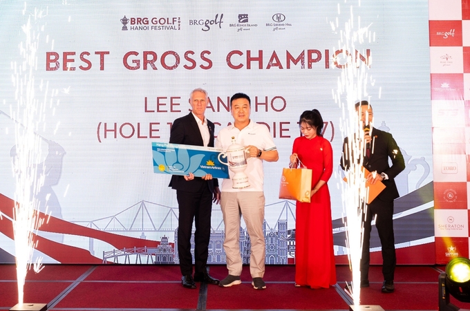 Gôn thủ Lee Sang-ho tới từ Hàn Quốc nhận cúp vô địch 2023 BRG Golf Hanoi Festival. Ảnh: BRG.