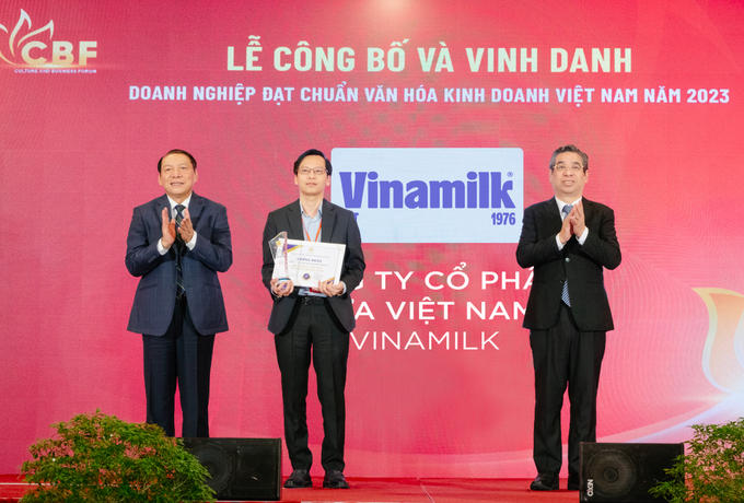 Ông Nguyễn Tường Huy, Giám đốc Nhân sự Vinamilk, nhận chứng nhận 'Doanh nghiệp đạt chuẩn văn hóa kinh doanh Việt Nam năm 2023.