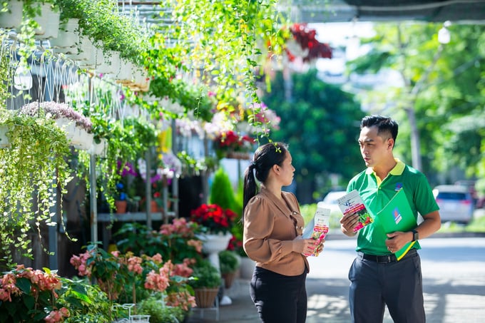 PVFCCo's technical officer, Le Hoang Huy, introducing and providing instructions on using Phu My Garden''s products.