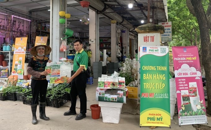 Company's employees directly selling Phu My Garden products to customers at their doorstep.