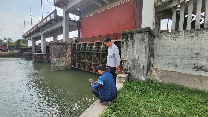 Đo độ mặn tại cống Trung Trang, xã Quang Hưng, huyện An Lão (TP Hải Phòng). Ảnh: Đinh Mười.