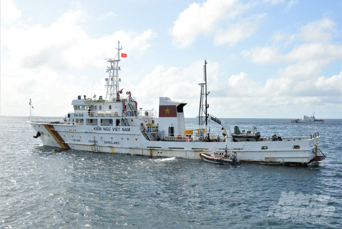 Sự hiện diện thường xuyên tàu kiểm ngư thuộc Chi cục Kiểm ngư vùng V trên biển đã giúp ngư dân yên tâm vươn khơi, đảm bảo an ninh trật tự trên biển và chống khai thác IUU hiệu quả. Ảnh: Trung Chánh.