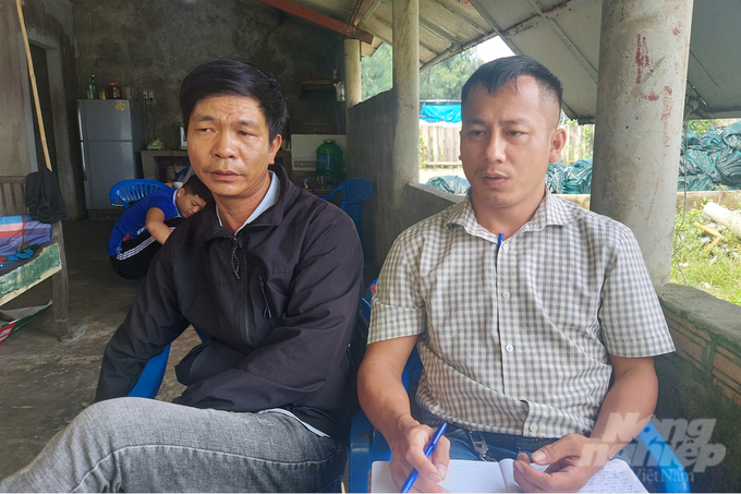 Từ năm 2019 đến nay, ông Phạm Cao Quý (trái) chưa được nếm trải thành công từ con tôm. Ảnh: TT.