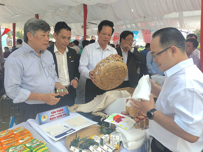 Tỉnh Tiền Giang đã hỗ trợ xúc tiến thương mại, kết nối cung cầu sản phẩm qua các hội chợ, diễn đàn. Ảnh: Minh Đảm.