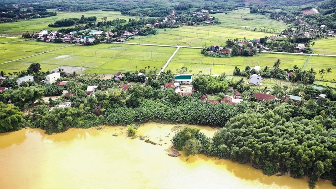 Hiện nay, bờ sông Trà Bồng đã lấn sâu vào khu dân cư. Ảnh: L.K.