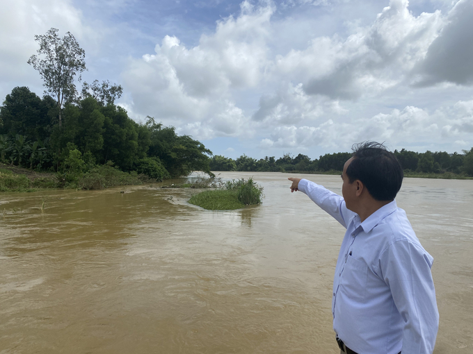 Tình trạng sạt lở bờ sông Trà Bồng diễn ra hàng năm đe dọa cuộc sống của hàng trăm hộ dân ở huyện Bình Sơn (Quảng Ngãi). Ảnh: L.K.
