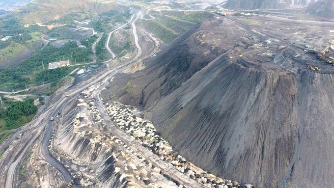 Bãi thải mỏ khu vực Đông Cao Sơn (TP Cẩm Phả) có độ cao lên đến 300 mét. Ảnh: T.N.D