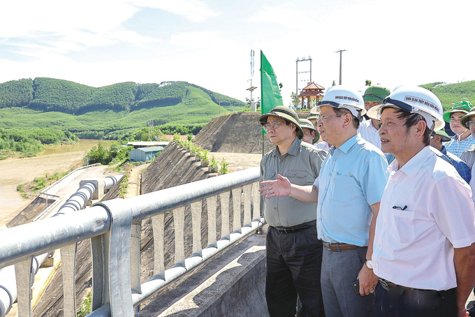 Thủ tướng Chính phủ Phạm Minh Chính khảo sát dự án hồ chứa nước thủy lợi Bản Mồng (Nghệ An) vào tháng 7/2022.