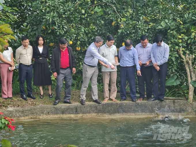 Các đại biểu tham quan mô hình nuôi cá đặc sản ở huyện Lâm Bình. Ảnh: Đào Thanh.