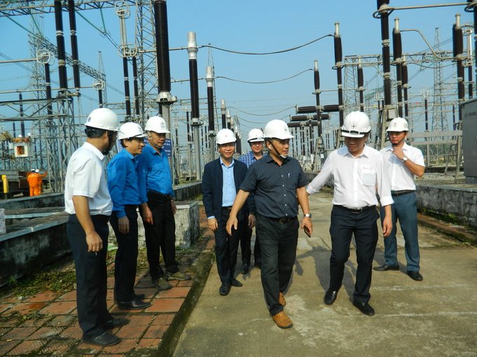 Ông Nguyễn Phúc An, Giám đốc PTC1 cùng đoàn đi kiểm tra công tác sửa chữa tại trạm 500kV Hà Tĩnh.