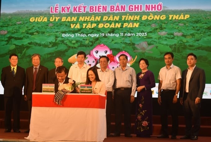 Minister of Agriculture and Rural Development Le Minh Hoan (standing in the middle) and Chairman of Dong Thap Provincial People's Committee Pham Thien Nghia (standing, 4th from left) co-chaired the Talkshow and witnessed the signing ceremony. Photo: Minh Dam.