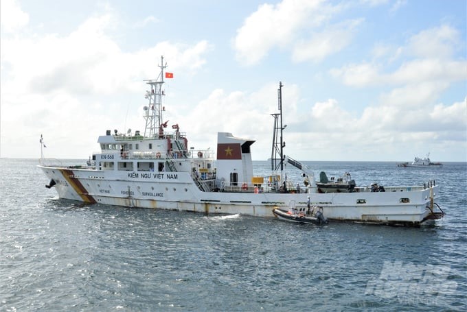The regular presence of fisheries surveillance ships belonging to the Region V Fisheries Surveillance Department at sea has helped fishermen feel secure when setting sail, ensure security and order at sea, and effectively combat IUU fishing. Photo: Trung Chanh.
