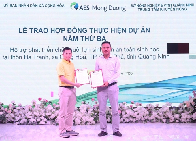 Đại diện Trung tâm Khuyến nông tỉnh Quảng Ninh và Nhà máy Nhiệt điện Mông Dương ký kết hợp tác thực hiện dự án hỗ trợ phát triển chăn nuôi lợn sinh sản an toàn sinh học. Ảnh: TL.