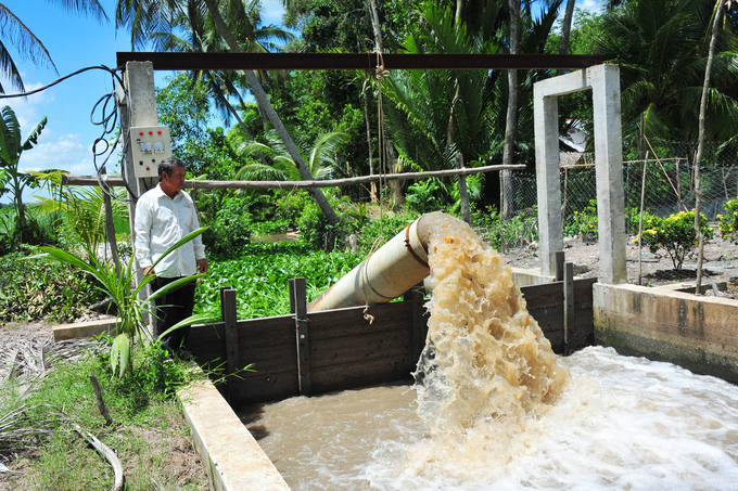 Với diện tích canh tác 1.000 ha lúa,  HTX Dịch vụ nông nghiệp Bình Thành, huyện Lấp Vò (Đồng Tháp) đã tích cực đầu tư máy móc, trạm bơm thủy lợi nội đồng đảm bảo lúa luôn đạt năng suất cao. Ảnh: L.H.Vũ.