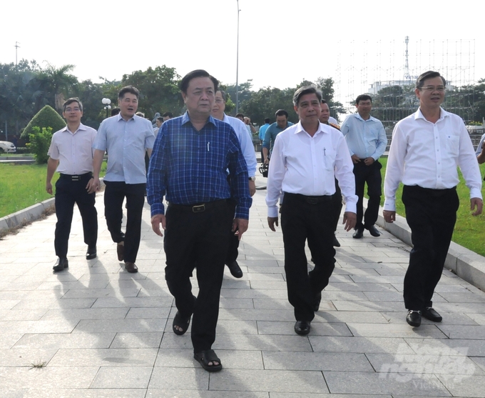 Bộ trưởng Bộ NN-PTNT Lê Minh Hoan (hàng đầu, bên trái) cùng lãnh đạo tỉnh Hậu Giang khảo sát các khu vực diễn ra các sự kiện Festival Quốc tế ngành hàng lúa gạo Viêt Nam - Hậu Giang 2023. Ảnh: Trung Chánh.