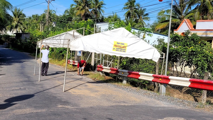 The People's Committee of Xuan Dong commune sets up quarantine posts to prevent people from transporting pigs for sale illegally. Photo: Minh Dam.