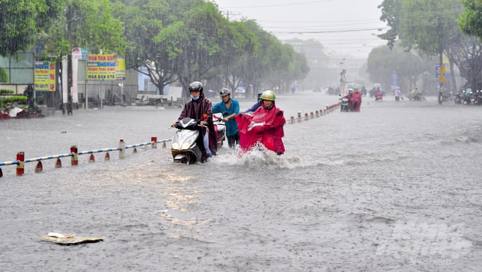 Nhiều khu vực tại TP.Biên Hòa ngập nặng sau đợt mưa lớn. Ảnh: Minh Sáng.
