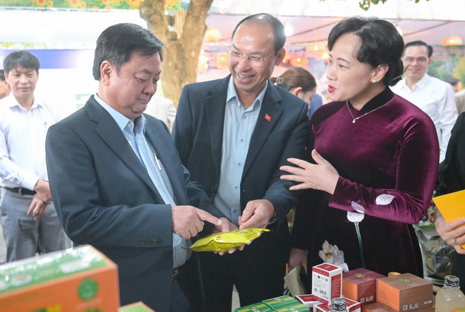 Bộ trưởng Bộ NN-PTNT Lê Minh Hoan ấn tượng với những sản phẩm OCOP được gắn sao của Nghệ An.