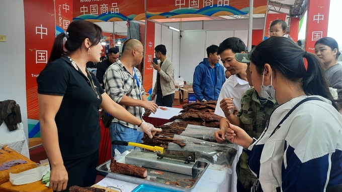 Hội chợ thu hút đông đảo du khách của 2 nước Việt Nam và Trung Quốc. Ảnh: Nguyễn Thành.