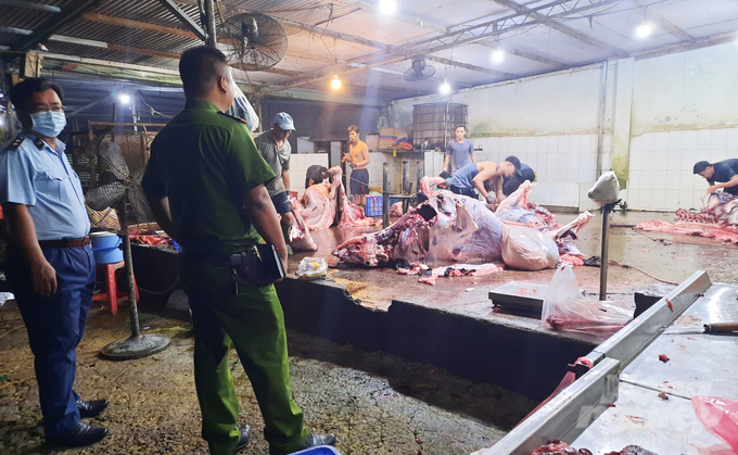 Dong Nai province's interdisciplinary team continuously caught illegal slaughterhouses red-handed. Photo: Le Binh.