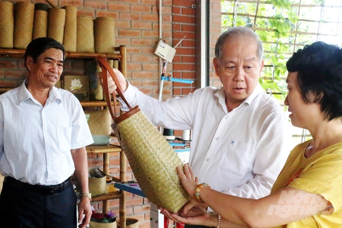 Lãnh đạo tỉnh Thừa Thiên - Huế tham quan gian hàng trưng bày sản phẩm đệm bàng Phò Trạch. Ảnh: Công Điền.