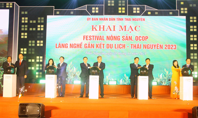 Các đại biểu thực hiện nghi thức khai mạc Festival nông sản, OCOP, làng nghề gắn kết du lịch - Thái Nguyên 2023.