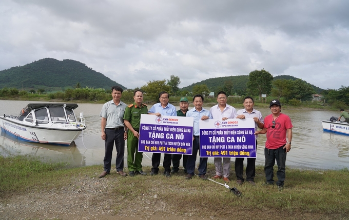 Công ty Cổ phần Thủy điện Sông Ba Hạ đã trao tặng 2 ca nô cứu hộ cho các địa phương. Ảnh: HT.