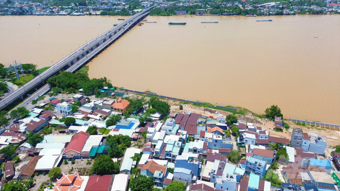 Để hạn chế thấp nhất thiệt hại do thiên tai, lũ lụt gây ra, về lâu dài cần kiểm soát chặt chẽ công tác quy hoạch xây dựng nhà cửa, công trình ven sông. Ảnh: Minh Sáng.