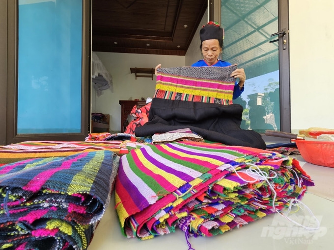 Bà Lương Thị Xuyến lưu giữ hàng trăm mét vải dệt thổ cẩm đã có tuổi đời cách đây mấy chục năm. Ảnh: Quốc Toản.