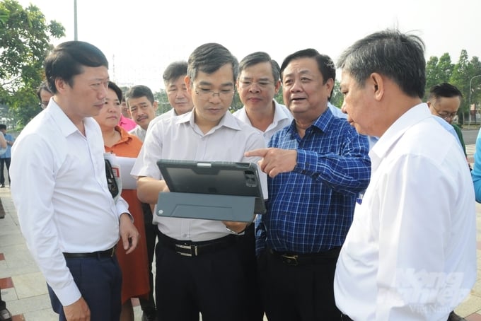 Minister of Agriculture and Rural Development Le Minh Hoan and the Ministry's delegation inspecting the exhibition area showcasing the rice industry chain for the 2023 Vietnam International Rice Festival in Hau Giang province. Photo: Trung Chanh.