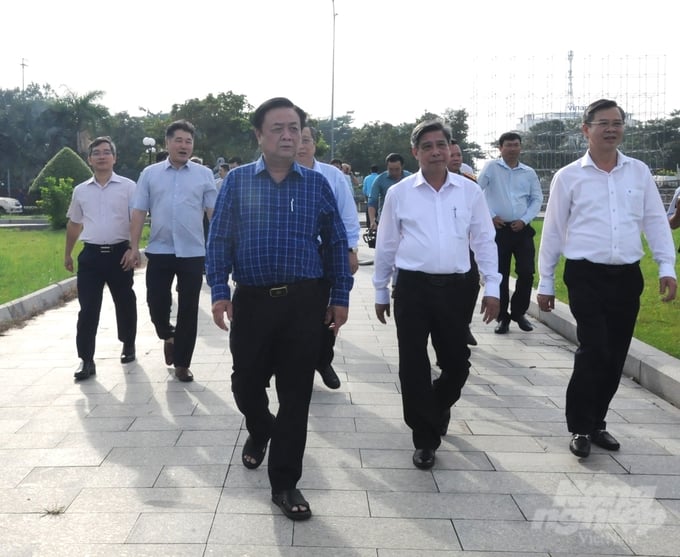Minister of Agriculture and Rural Development Le Minh Hoan (front and left), accompanied by the provincial leadership of Hau Giang province, inspecting the venue of the 2023 Vietnam International Rice Festival. Photo: Trung Chanh.