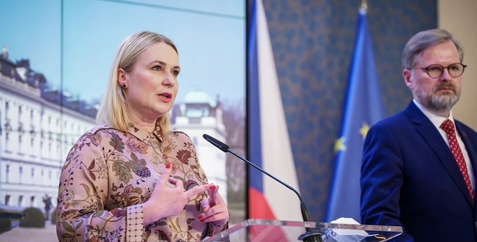 Bộ trưởng Quốc phòng Cộng hòa Séc Jana Cernochova phát biểu tại cuộc họp báo hôm 9/3. Ảnh: Vlada.
