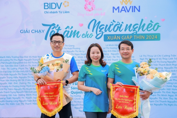 Lãnh đạo Mavin và BIDV trao cờ lưu niệm kỷ niệm 8 năm đồng hành, gắn kết.
