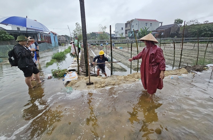 Bà con thôn Mốc Định 2 càng lo lắng khi mưa lũ chưa dứt. Ảnh: T. Đức