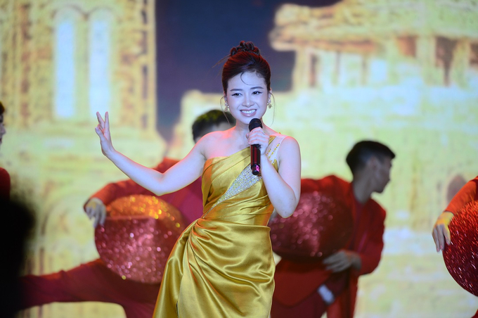 Ca sĩ Dương Hoàng Yến trình diễn trong nhiều hoạt cảnh của chương trình.