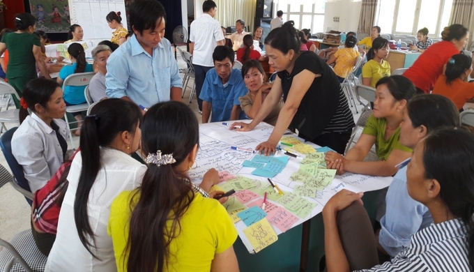 Khuyến nông Lào Cai tập huấn, hướng dẫn lập kế hoạch cho phụ nữ khởi nghiệp tại xã Bảo Nhai, huyện Bắc Hà. Ảnh: Lưu Hòa.