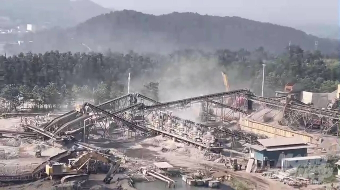 Hoạt động sản xuất cát của Công ty Thiên Nam tại chân bãi thải Đông Cao Sơn phát sinh bụi ra môi trường. 