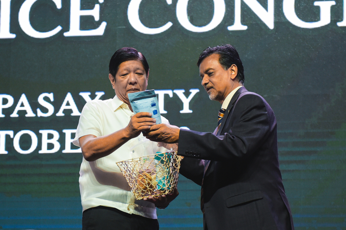 Lô mẫu gạo đầu tiên có chỉ số đường huyết cực thấp được trình lên Tổng thống Philippines tại lễ khai mạc Đại hội Lúa gạo Quốc tế 2023.