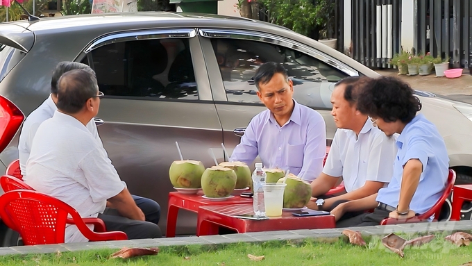 Ông Nguyễn Thanh Thoại, Phó Chủ tịch UBND phường Uyên Hưng họp tổ xung kích PCTT. Ảnh: Trần Phi.