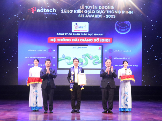 Đại diện iSMART Education nhận giải cho hạng mục Ảnh hưởng Giáo dục của năm tại sự kiện.