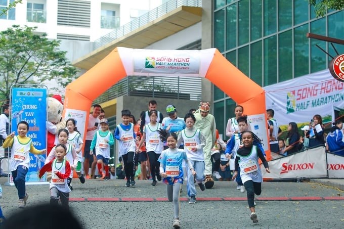 The running event 'Red River Half Marathon 2023,' with the theme 'Run4Turtles,' attracted about 500 participants. Photo: Quang Hung.