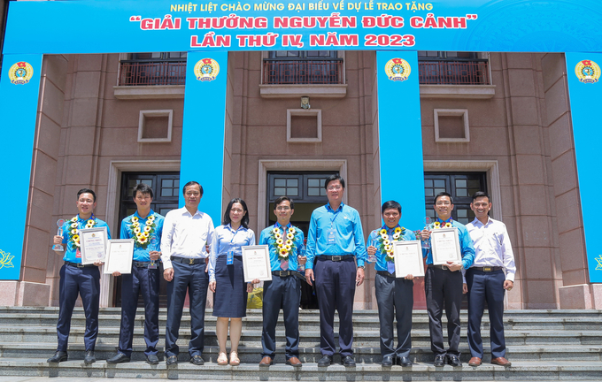 Lãnh đạo Công đoàn Dầu khí và các Công đoàn trực thuộc chúc mừng 5 gương mặt Dầu khí tiêu biểu tại 'Giải thưởng Nguyễn Đức Cảnh' năm 2023.